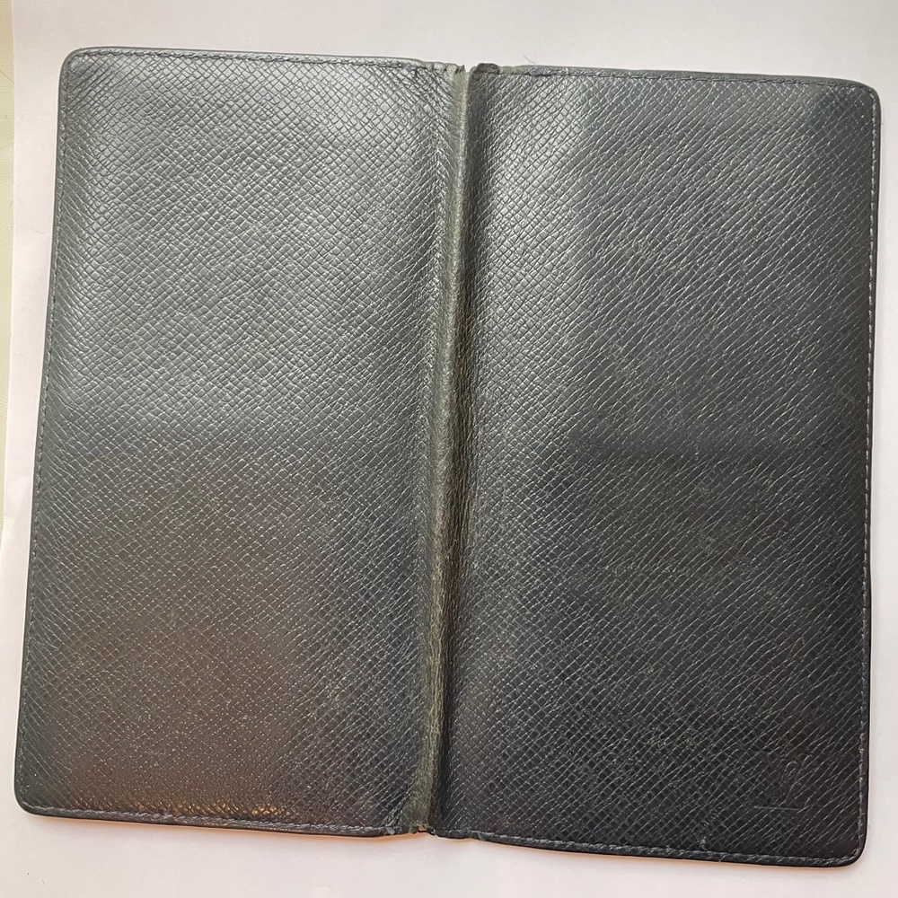 Louis Vuitton Taiga Leather Bifold Wallet/Passport Holder Unisex - Picture 5 of 15